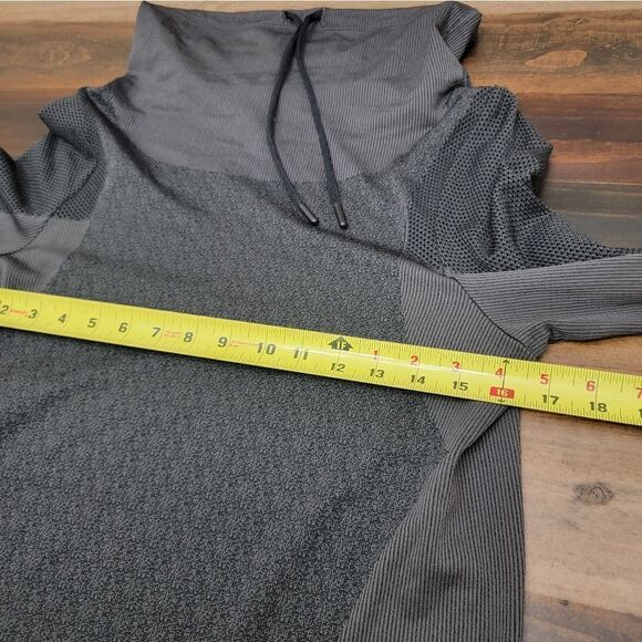 UNDER ARMOUR THREADBORNE SEAMLESS LAYER VANISH LONG SLEEVE THUMBHOLES SIZE M - Picture 9 of 9